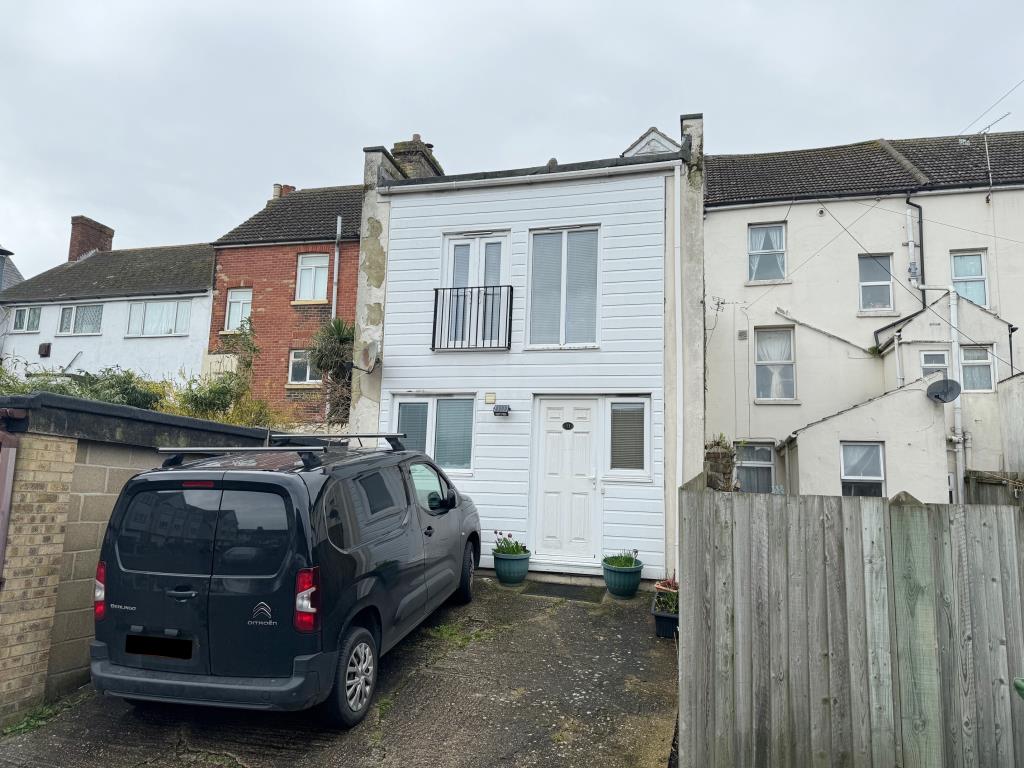 Lot: 46 - FREEHOLD BLOCK OF FOUR FLATS - Rear of property with separate entrance to 31 Broomfield Crescent